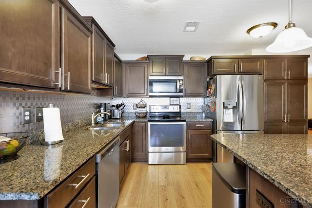 37 Old Pond Road, Springboro, OH 45066