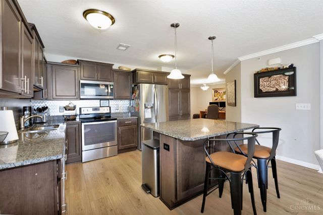 37 Old Pond Road, Springboro, OH 45066