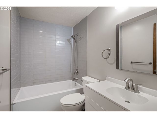 2834 WARREN St, Eugene, OR 97405