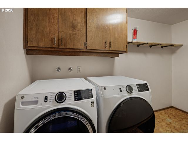 2834 WARREN St, Eugene, OR 97405