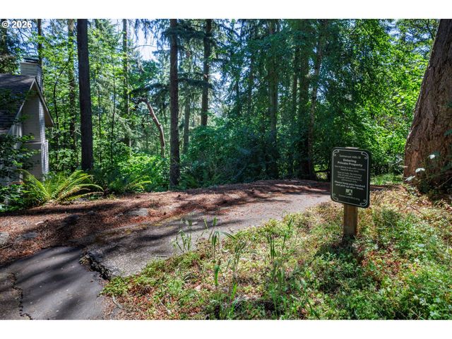 2834 WARREN St, Eugene, OR 97405