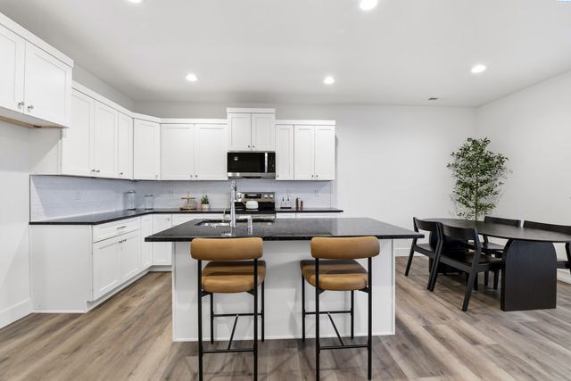 7423 Grapevine Ct, West Richland, WA 99353