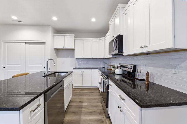 7423 Grapevine Ct, West Richland, WA 99353