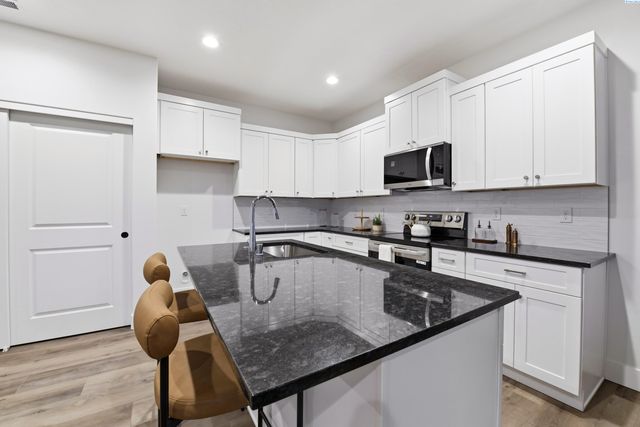 7423 Grapevine Ct, West Richland, WA 99353