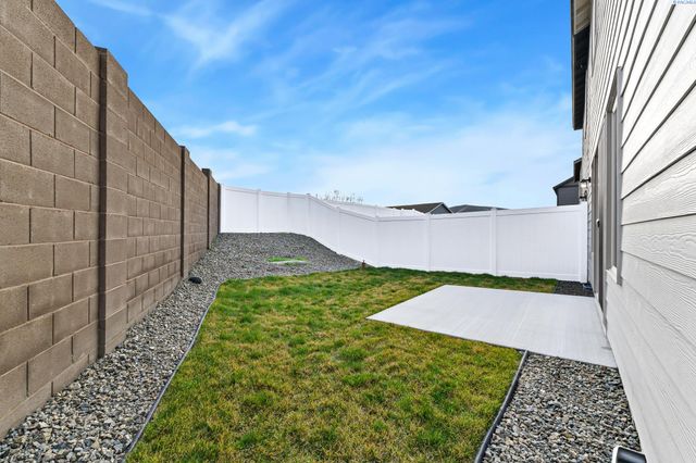 7423 Grapevine Ct, West Richland, WA 99353