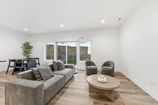 7423 Grapevine Ct, West Richland, WA 99353