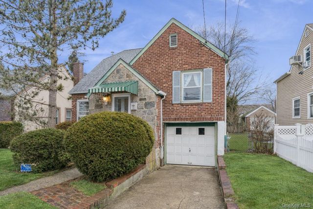 9 Clinton Street, Elmont, NY 11003