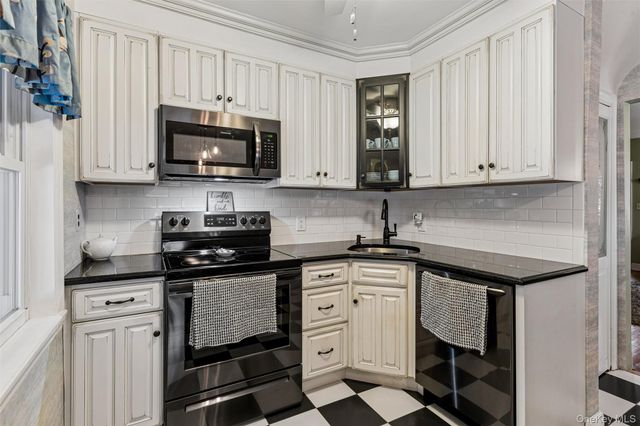 9 Clinton Street, Elmont, NY 11003