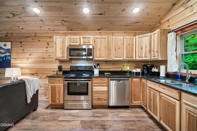 1637 Misty Hollow Way, Gatlinburg, TN 37738