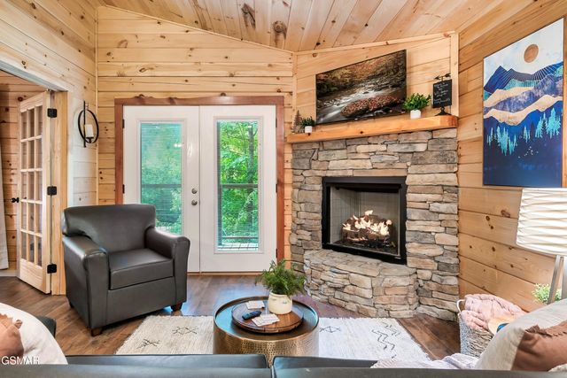 1637 Misty Hollow Way, Gatlinburg, TN 37738