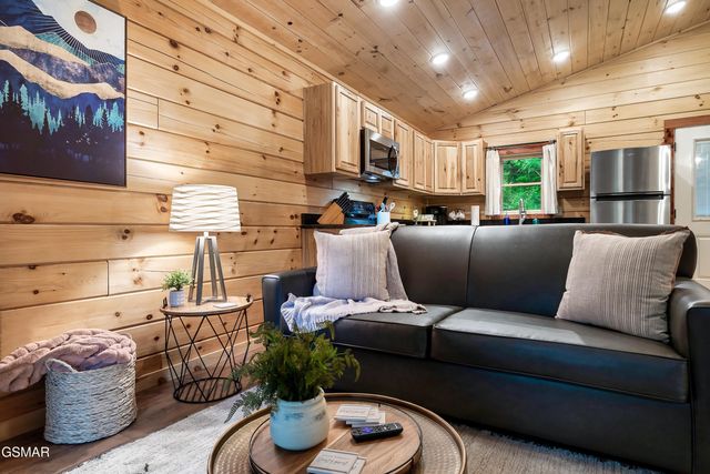 1637 Misty Hollow Way, Gatlinburg, TN 37738