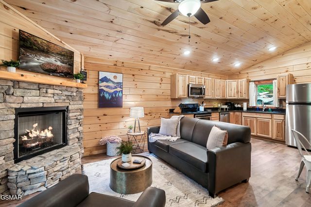 1637 Misty Hollow Way, Gatlinburg, TN 37738