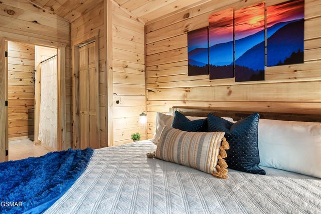 1637 Misty Hollow Way, Gatlinburg, TN 37738