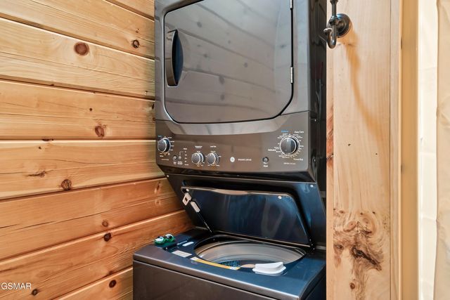 1637 Misty Hollow Way, Gatlinburg, TN 37738