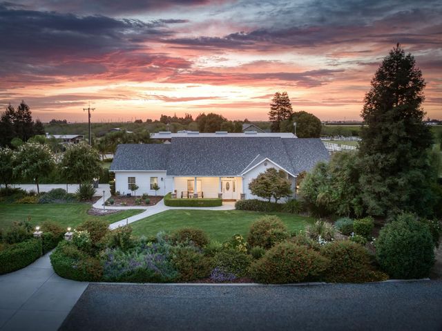 1565 S Indianola Avenue, Sanger, CA 93657