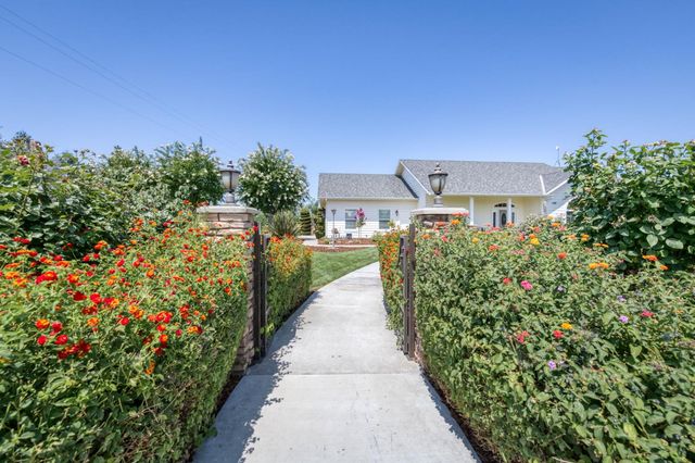 1565 S Indianola Avenue, Sanger, CA 93657