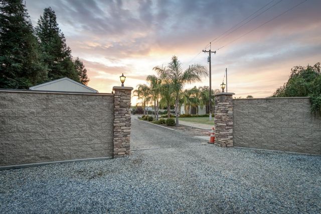 1565 S Indianola Avenue, Sanger, CA 93657