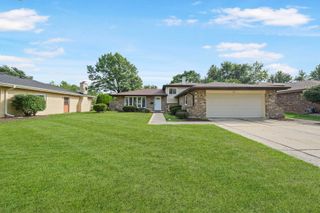 1617 Holly Avenue, Darien, IL 60561