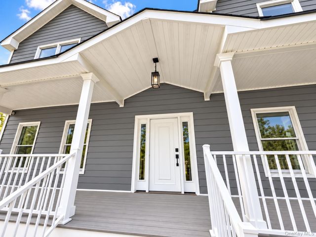 18 Overton Pass, Saint James, NY 11780