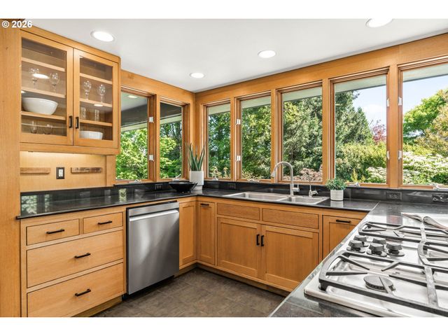2415 FAIRMOUNT Blvd, Eugene, OR 97403