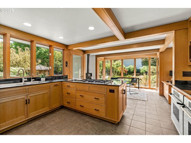 2415 FAIRMOUNT Blvd, Eugene, OR 97403