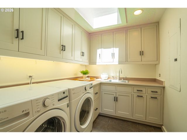 2415 FAIRMOUNT Blvd, Eugene, OR 97403