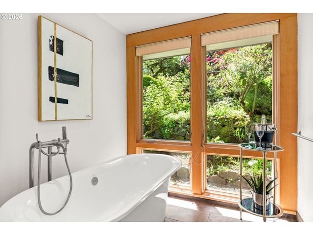 2415 FAIRMOUNT Blvd, Eugene, OR 97403