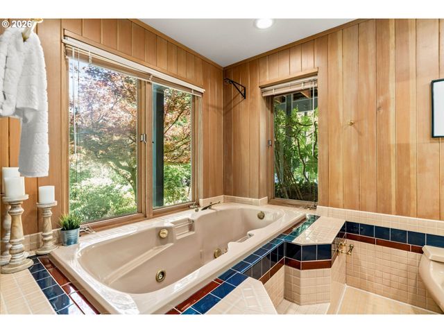 2415 FAIRMOUNT Blvd, Eugene, OR 97403