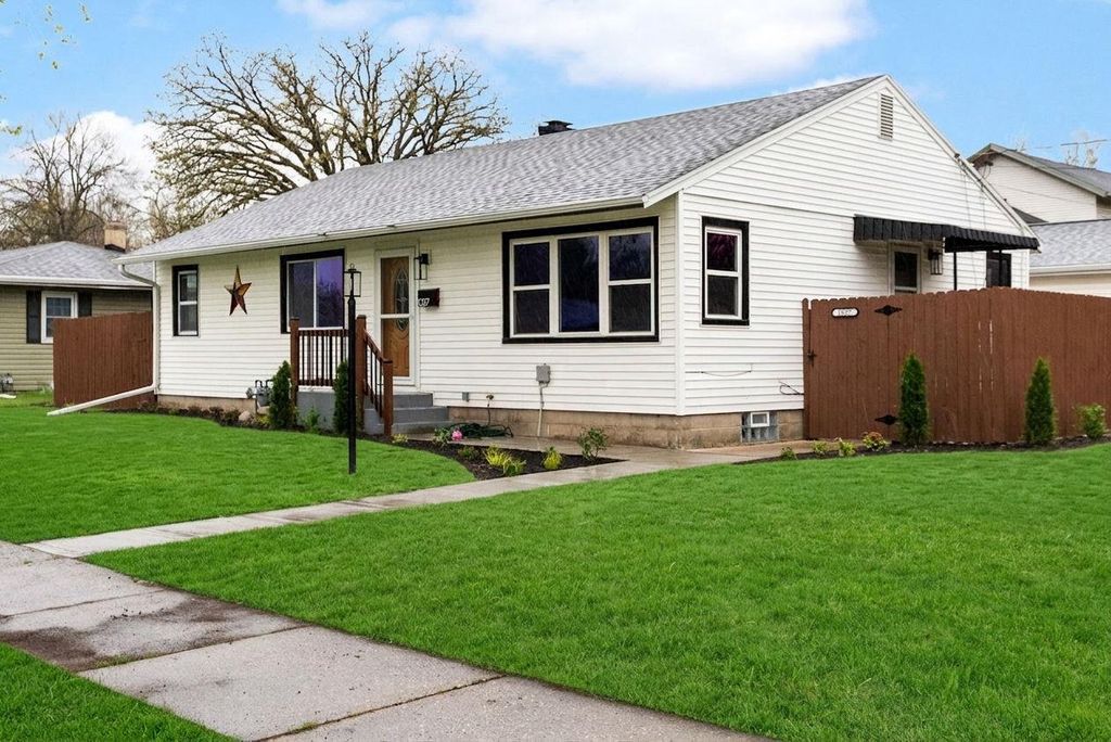 1027 Thomas Street, Janesville, WI 53545