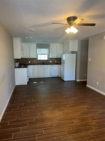 18222 Bonnie Alice Drive B, Montgomery, TX 77316