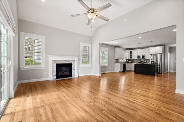 63 Hummingbird Ln A, Groton, MA 01450