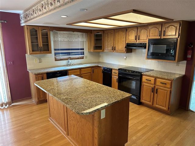 521 51st Street, West Des Moines, IA 50265