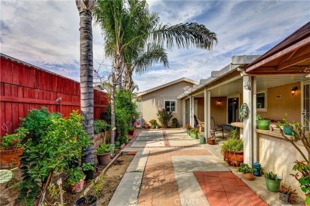 802 Roadrunner Way, Perris, CA 92570