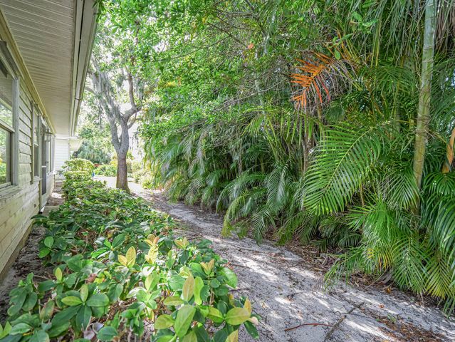 335 Hawthorne Lane, Vero Beach, FL 32962