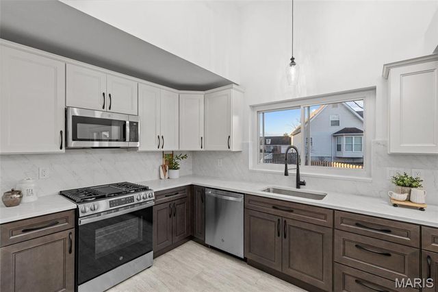 16712 Chesterfield Farms Drive, Chesterfield, MO 63005