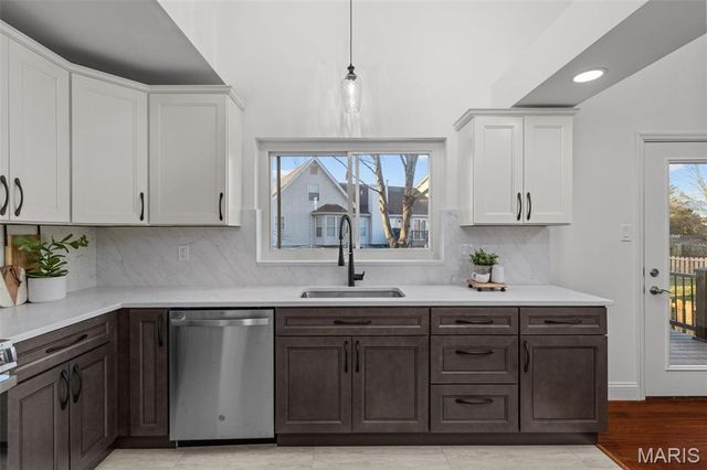 16712 Chesterfield Farms Drive, Chesterfield, MO 63005