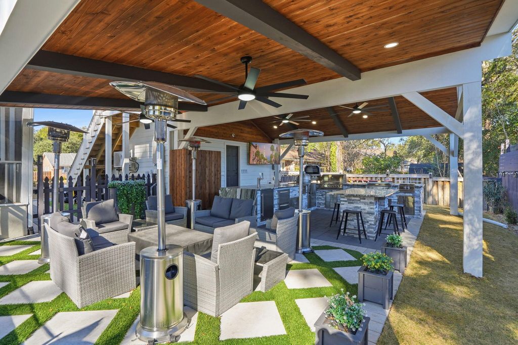 Image 3 of property listing at 1055 Stonehenge Drive, Hanahan, SC 29410