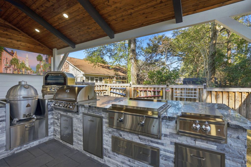 Image 4 of property listing at 1055 Stonehenge Drive, Hanahan, SC 29410