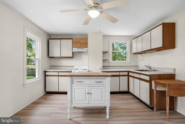 6033 LEWIS ST, Chincoteague Island, VA 23336