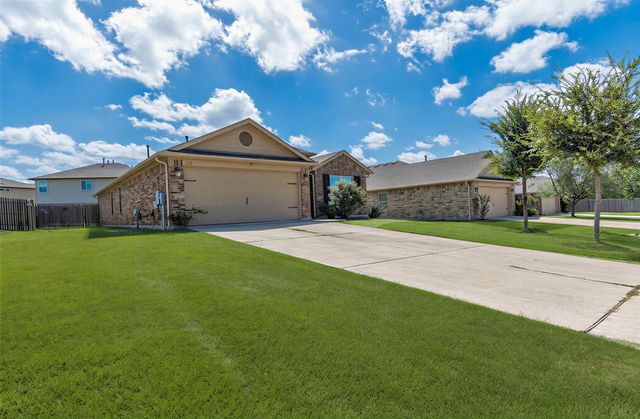 176 Dusky Thrush DR, Kyle, TX 78640