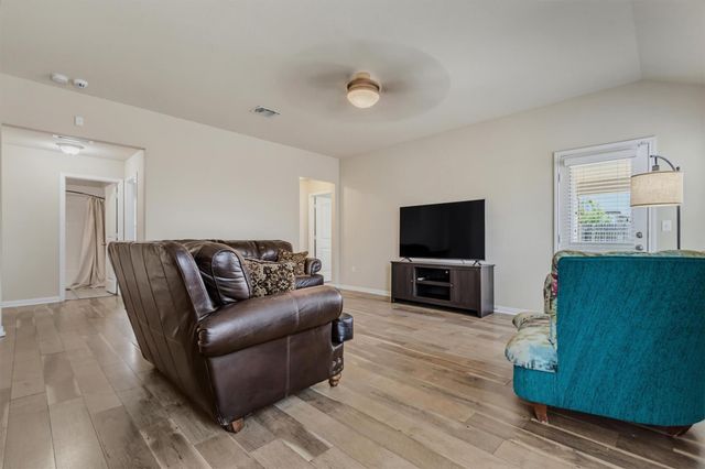 176 Dusky Thrush DR, Kyle, TX 78640