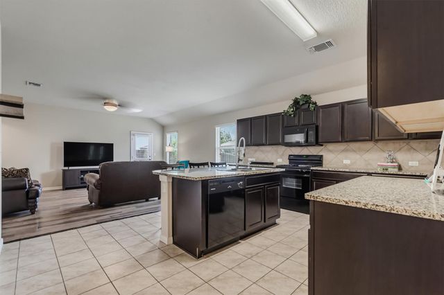 176 Dusky Thrush DR, Kyle, TX 78640