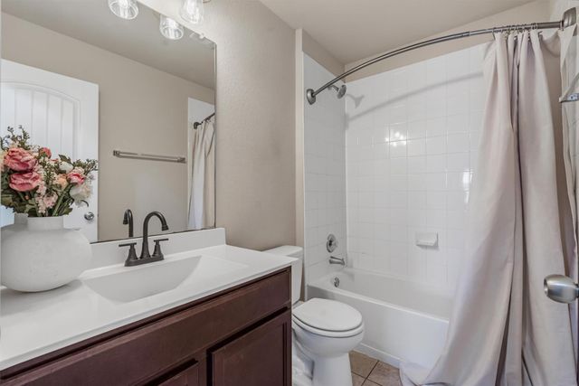 176 Dusky Thrush DR, Kyle, TX 78640