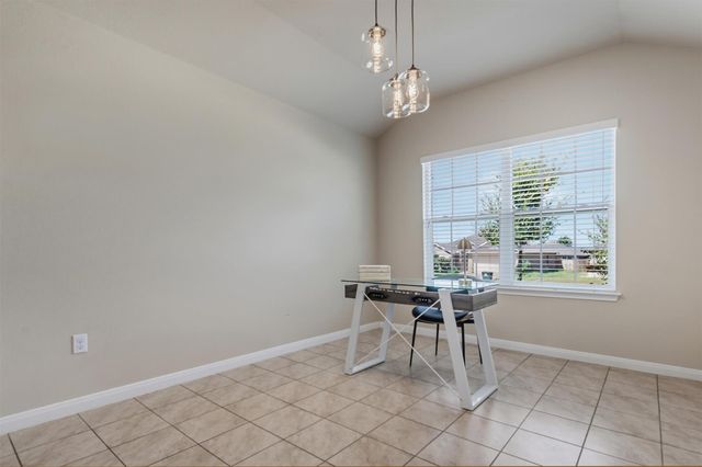 176 Dusky Thrush DR, Kyle, TX 78640