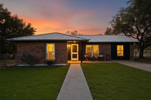 1209 Terry St, George West, TX 78022