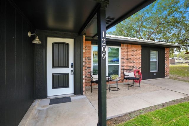 1209 Terry St, George West, TX 78022