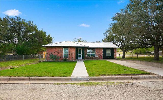 1209 Terry St, George West, TX 78022
