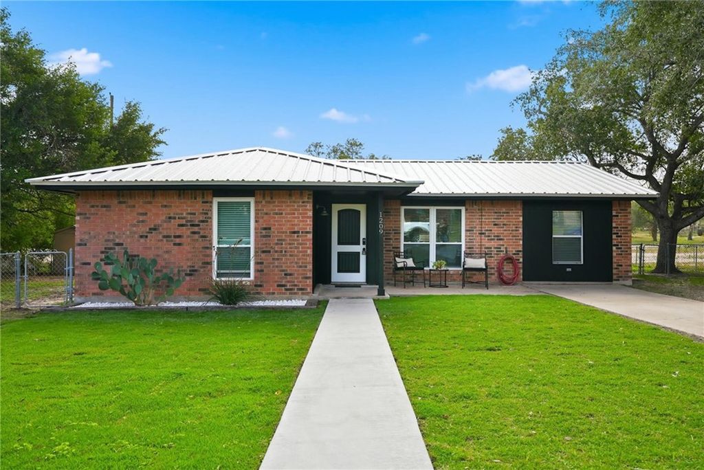 1209 Terry St, George West, TX 78022