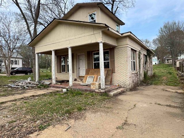 311 W COURT AVE, Selmer, TN 38375