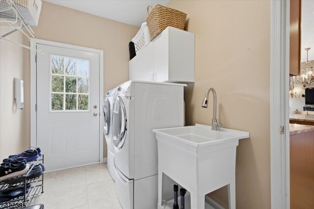 2 Picasso Court, Franklin Twp., NJ 08873
